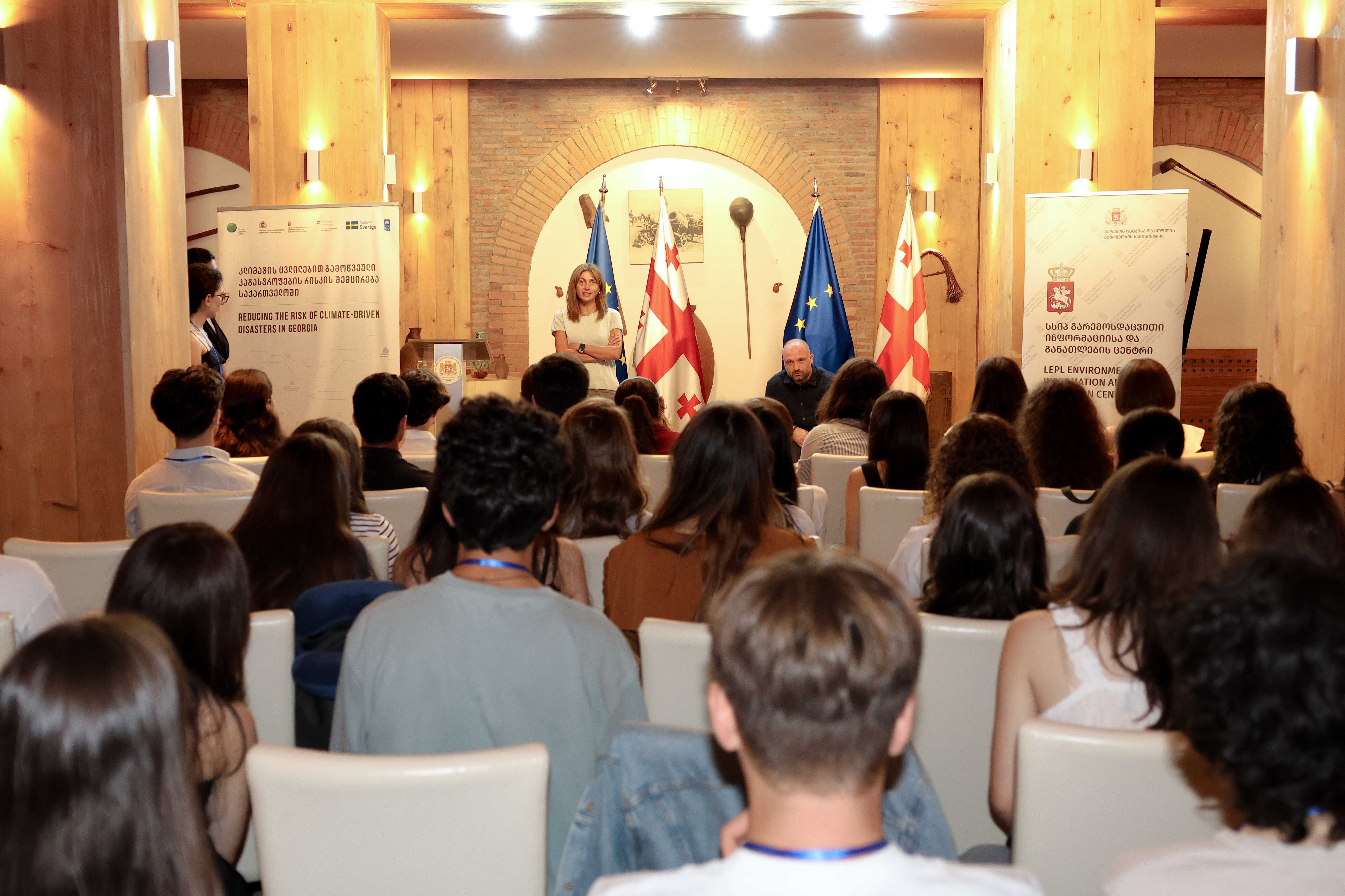 მწვანე ბანაკში „კლიმატის ელჩები” სწავლა დაიწყო